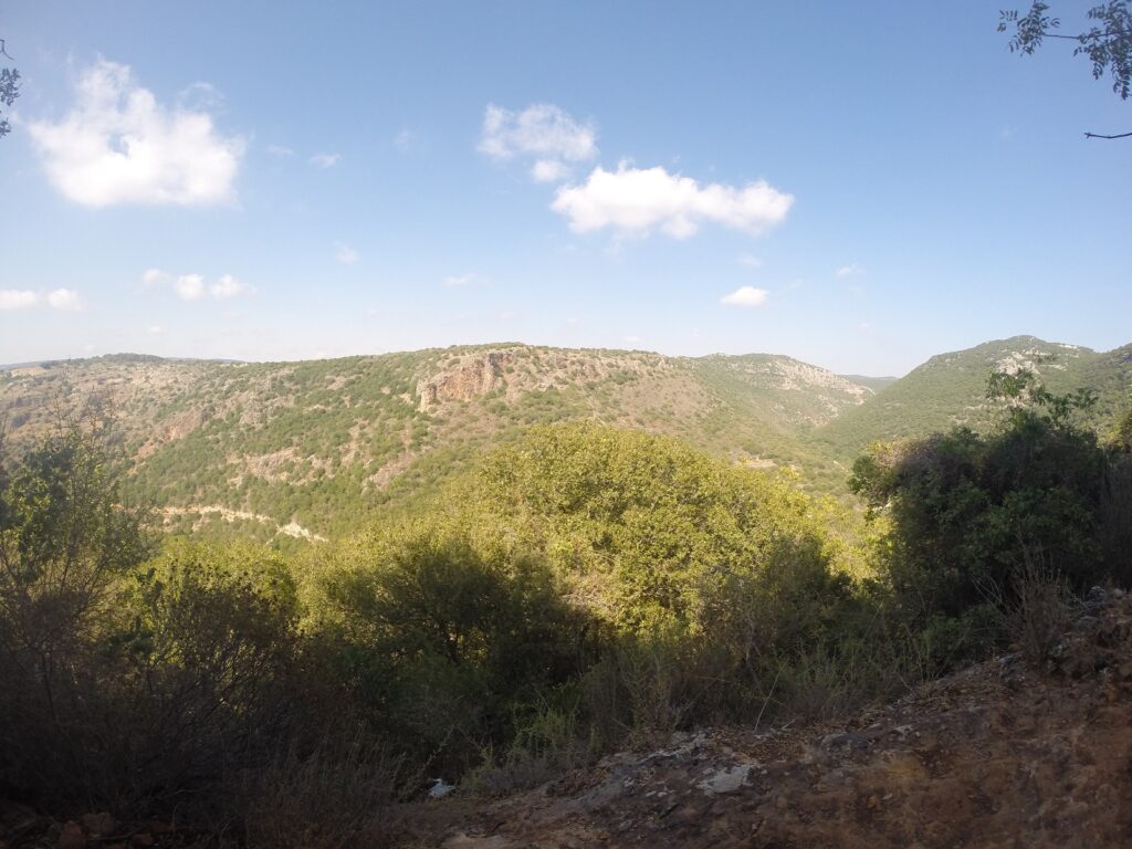 מצד אבירים, מערת המקדש והאיש שבקיר מעל נחל כזיב