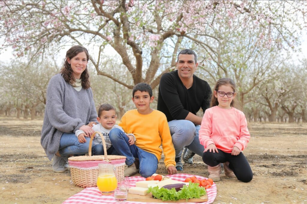 פיקניק פריחת השקדיות בחבל יתיר צילום נונט בזיז