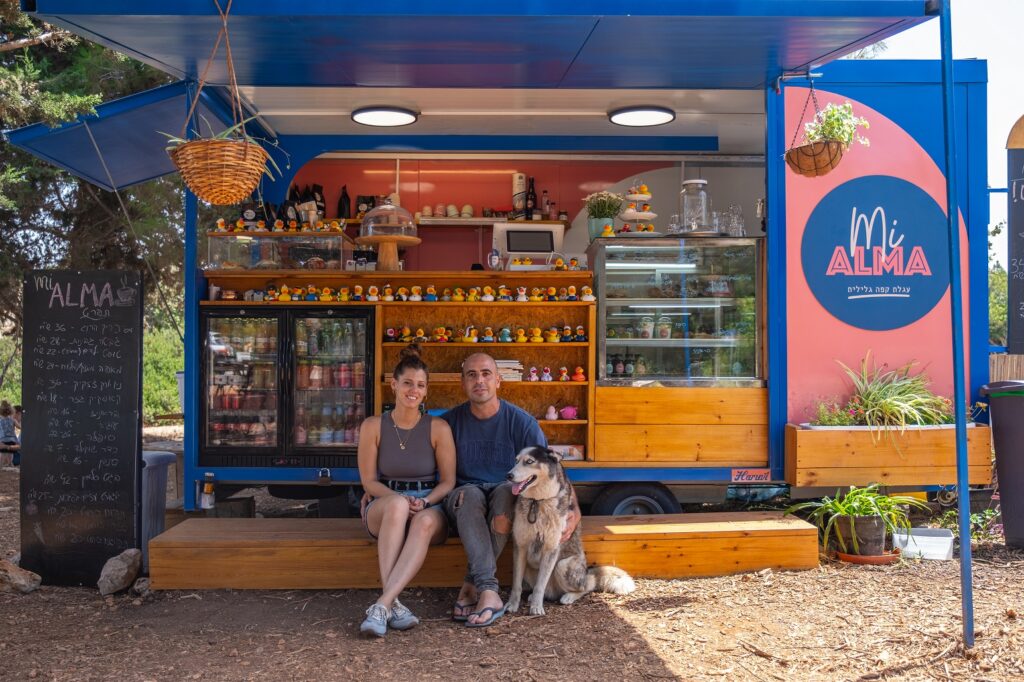 באדיבות: מי אלמה: עגלת קפה ביישוב יובלים