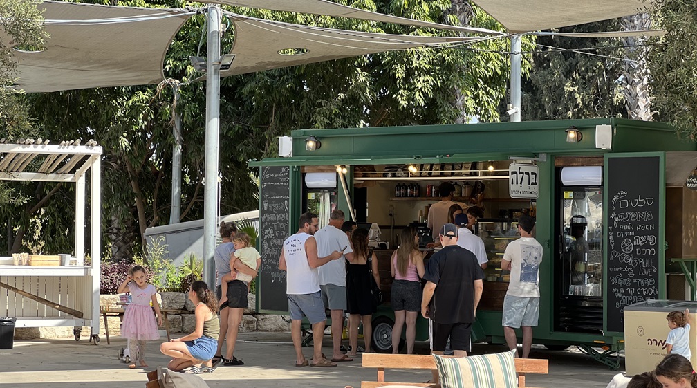 באדיבות ברלה: עגלת קפה בבית ברל