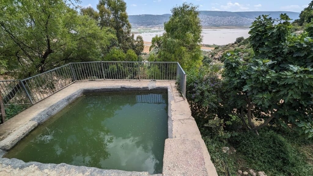 עין נטופה: מעיין נובע מול נוף בקעת בית נטופה