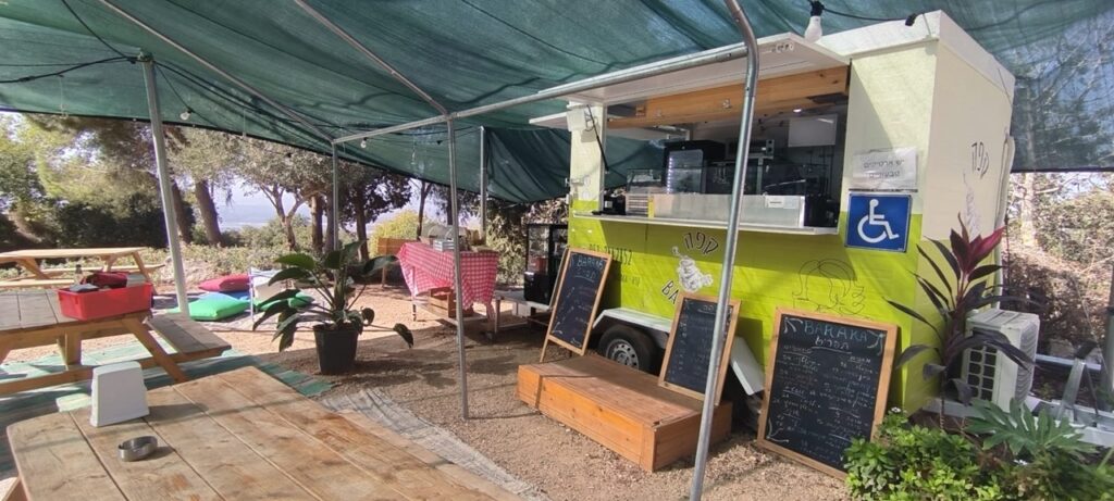 באדיבות: קפה בארקה: עגלת קפה במעיין ברוך