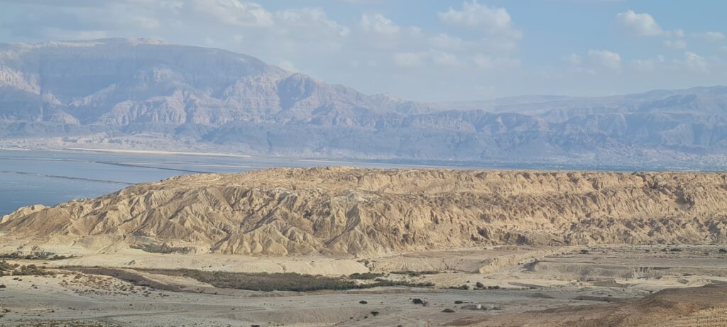 מבט אל הר סדום על רקע הרי מואב