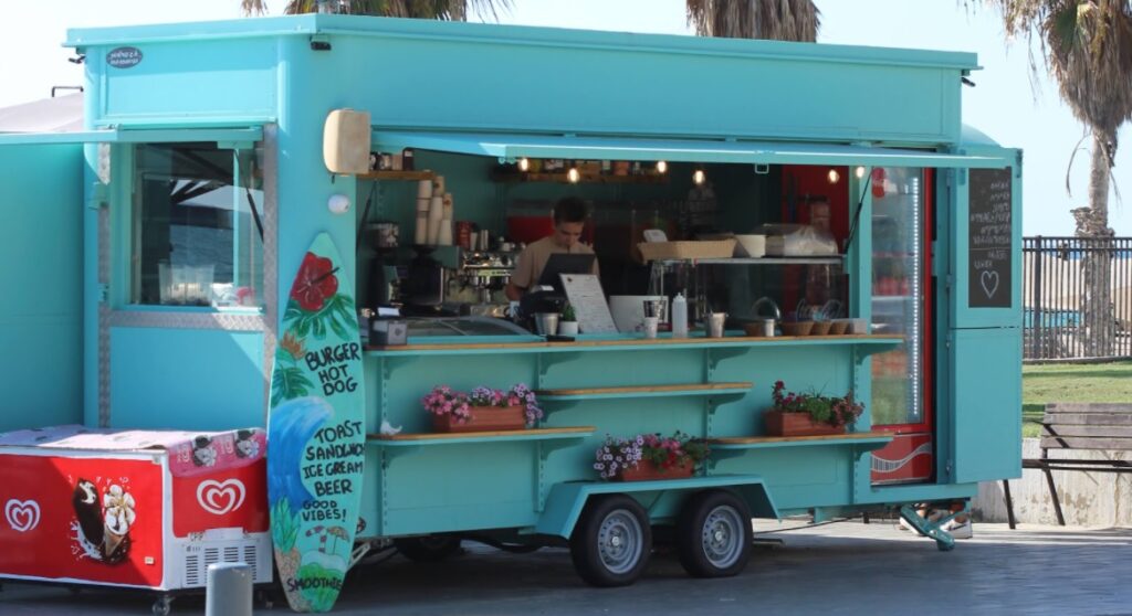 באדיבות על המזח: עגלת קפה בבת ים