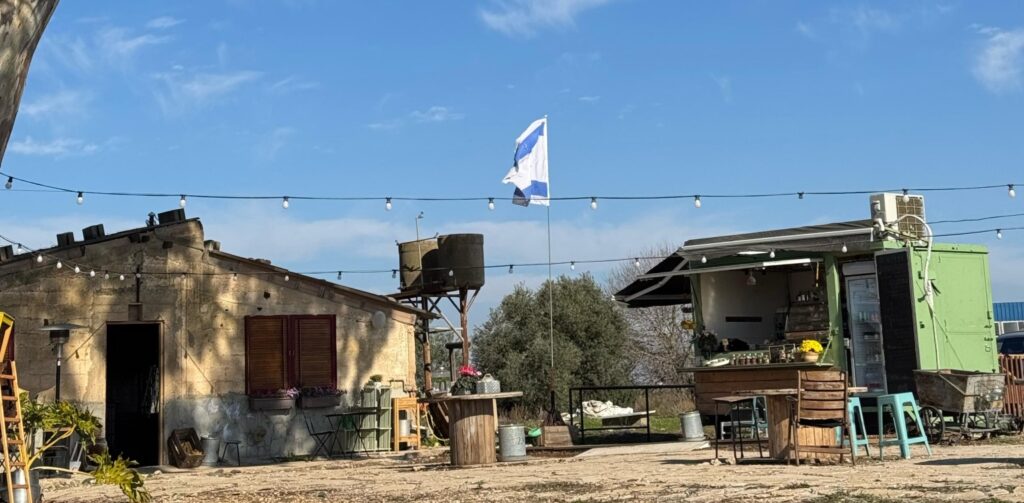 באדיבות: עגלת קפה מויישה קפה בשדה קיבוץ לביא