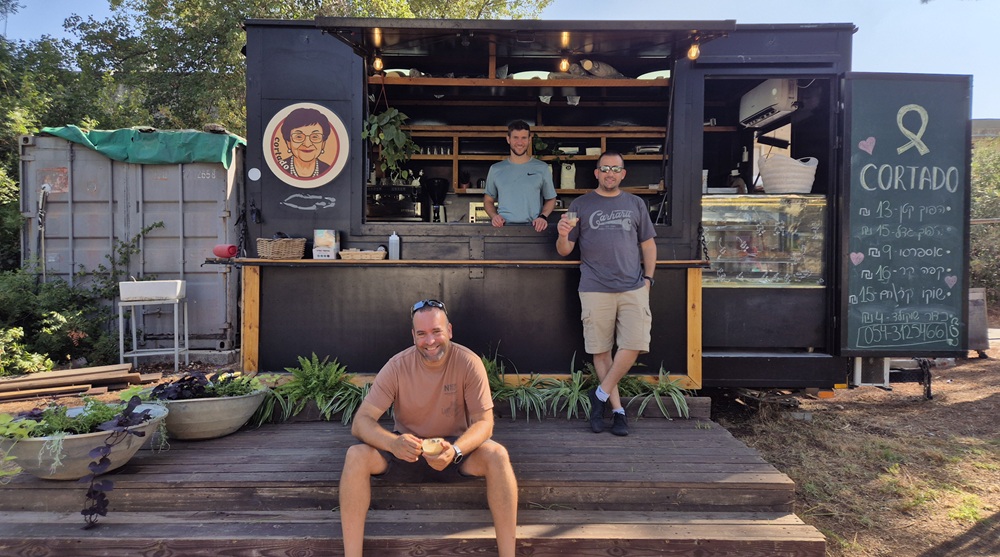 באדיבות קורטדו Cortado: עגלת קפה בקיבוץ שניר