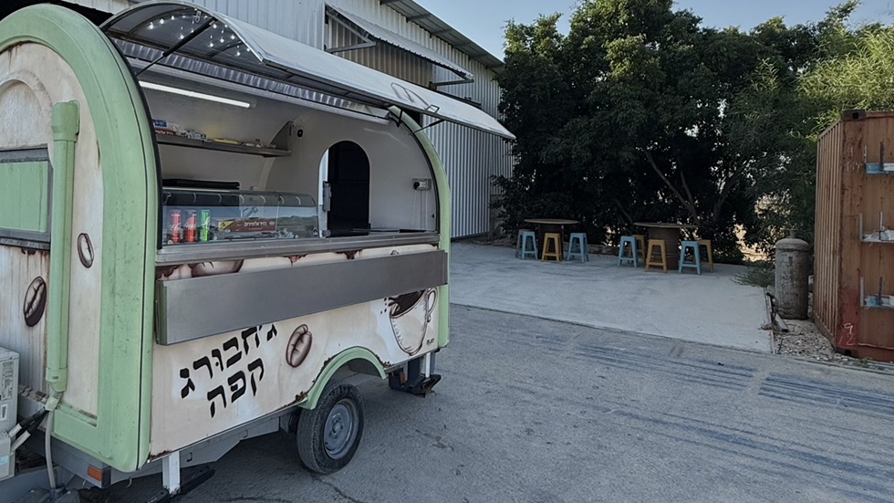 באדיבות: הג'חנון של יובי: עגלה במושב עזריקם עם אוכל ביתי מפנק