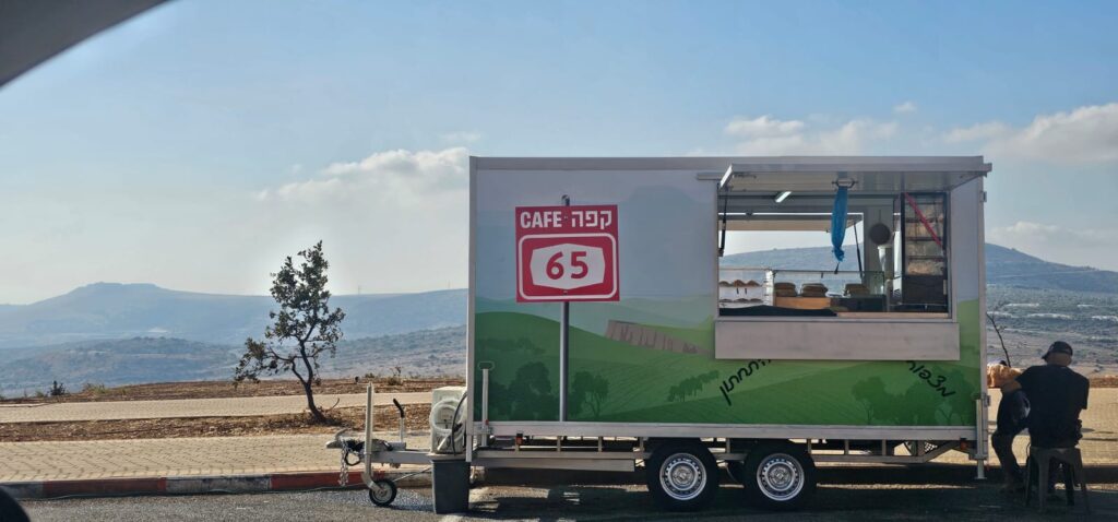 קפה 65: עגלת קפה במצפור ארבל כביש 65