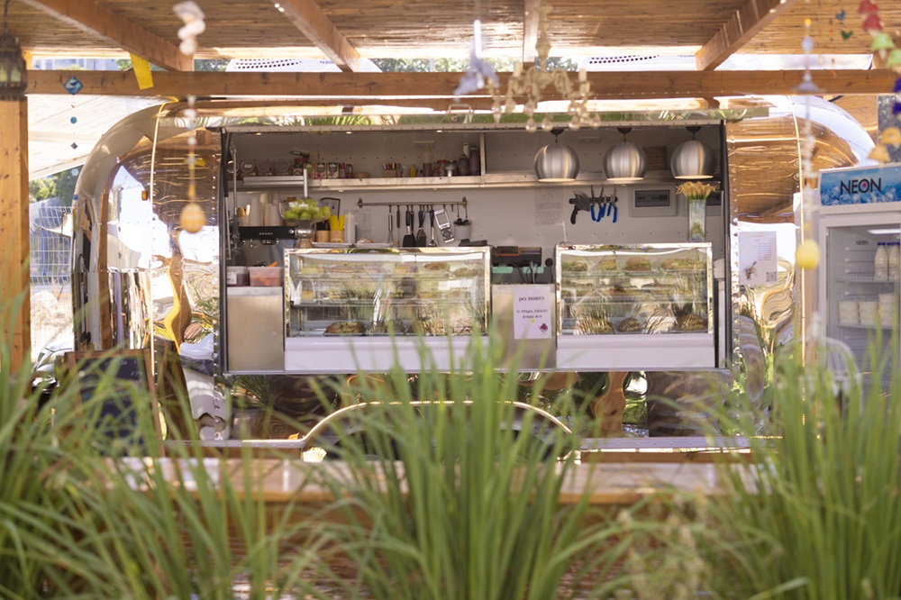 באדיבות פסיפלורה: עגלת קפה עם משמעות בכפר גלים