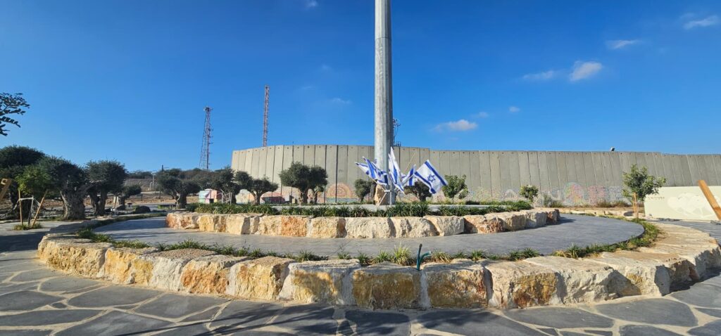 נתיב התקווה במושב נתיב העשרה: מתחם הנצחה וזיכרון