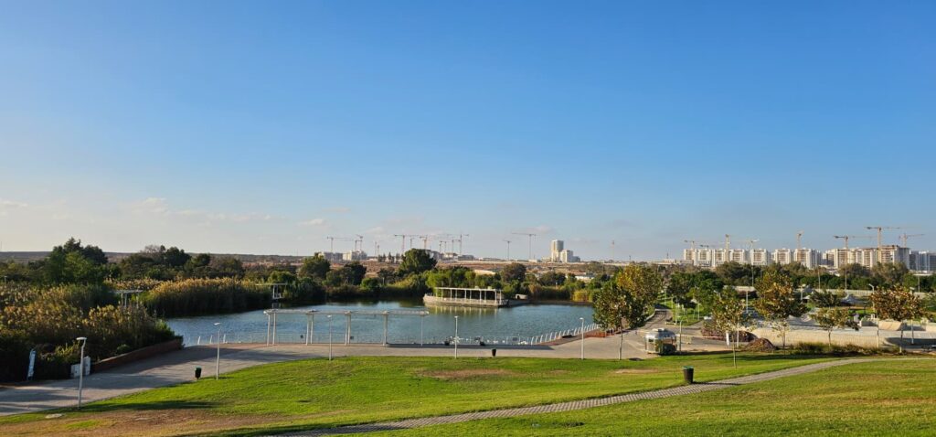 פארק האגם נתיבות