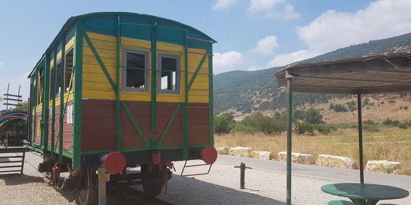 מעיין אלרואי ותחנת רכבת העמק המשוחזרת – שכשוך לצד היסטוריה