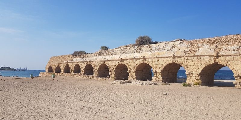אקוודוקט הקשתות בקיסריה