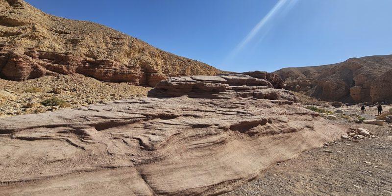 הסלעים הופכים אדומים ככל שמתקרבים אל הקניון האדום