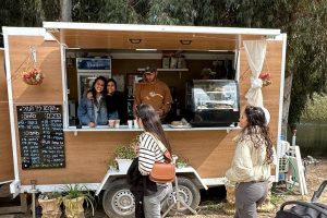 באדיבות הקפה ליד הנחל: עגלת קפה בעין צורים