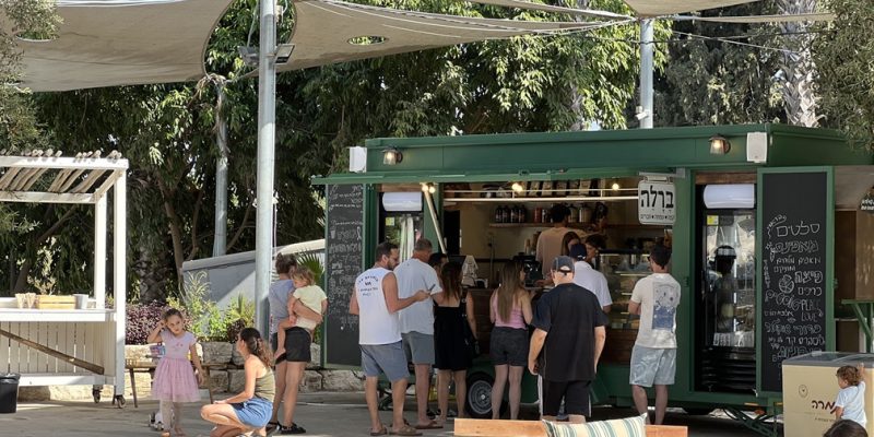 באדיבות ברלה: עגלת קפה בבית ברל