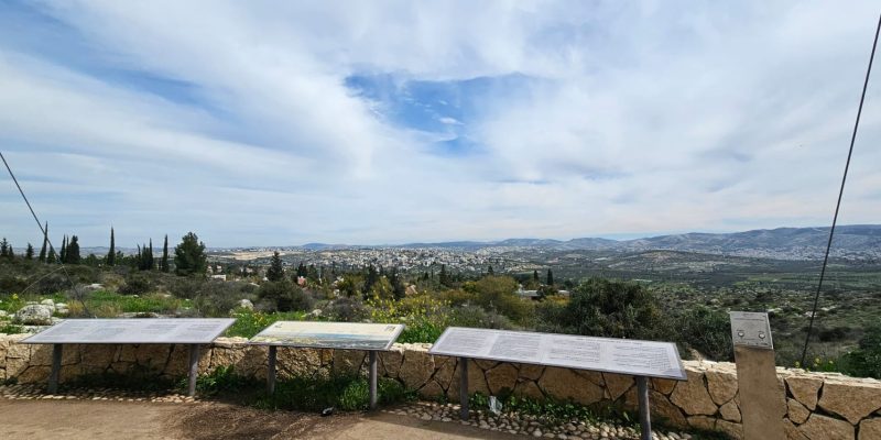 גבעת הברושים: מסלול פריחה ותצפית על הרי יהודה