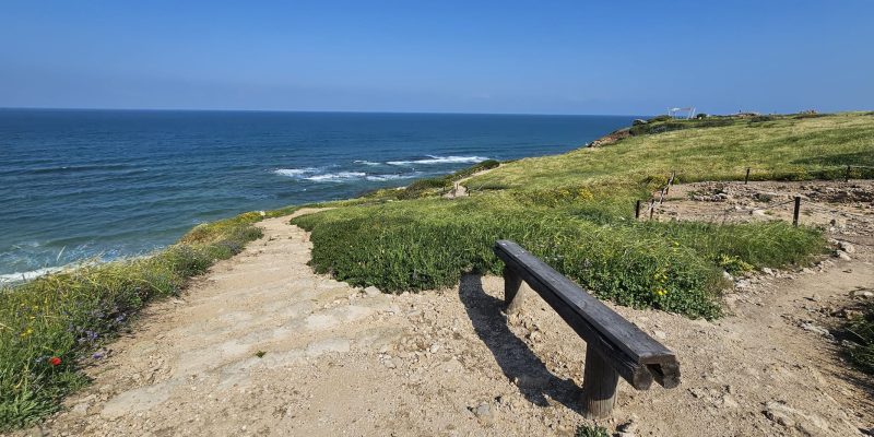 ירידה אל שביל הים בגן לאומי אפולוניה