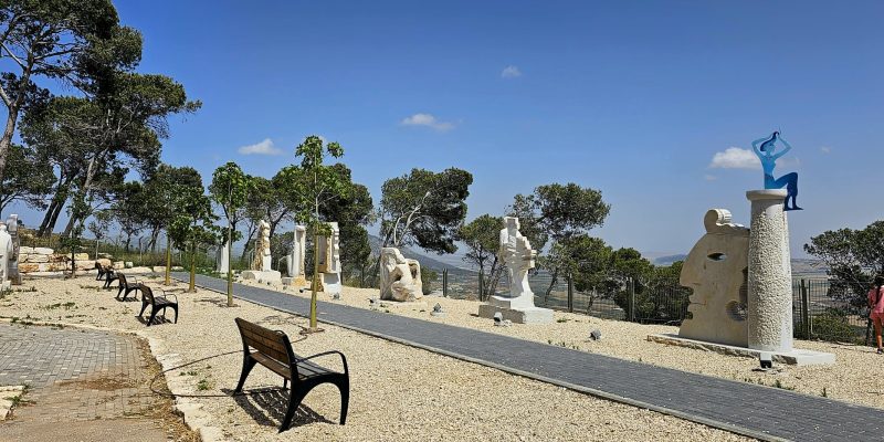 שדרת הפסלים אל מול נוף העמק והר התבור בנופארק