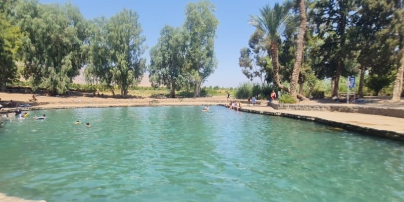 עין מודע על האש לצד מקורות מים: בואו לנפנף ולטבול