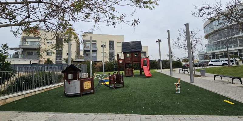 גן השעשועים בסמוך למצפה רז הכניסה הנגישה לטיילת היער