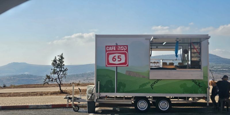 קפה 65: עגלת קפה במצפור ארבל כביש 65