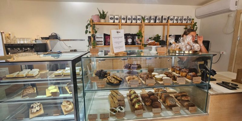 מולאן פטיסרי: בית קפה מול נוף הכנרת בגבעת יואב